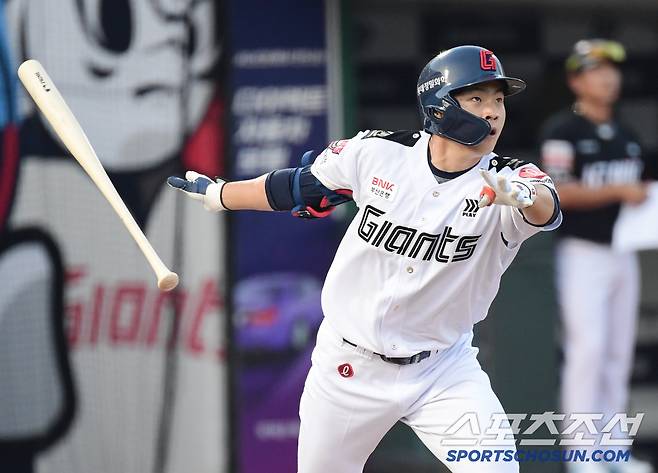 27일 부산 사직구장에서 열린 롯데와 KT의 경기. 2회말 롯데 박찬형이 KT 고영표를 상대로 솔로홈런을 날렸다. 타구를 바라보는 박찬형. 부산=송정헌 기자songs@sportschosun.com/2025.06.27/
