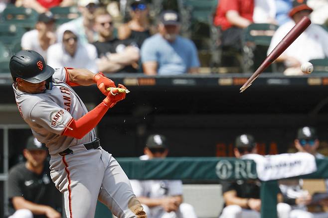 윌리 아다메스가 7회초 타격 도중 배트가 부러지고 있다. Imagn Images연합뉴스