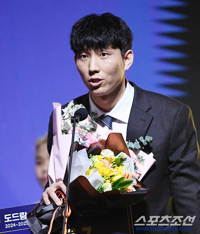 도드람 2024~2025 V리그 시상식이 14일 오후 서울 홍은동 스위스그랜드호텔에서 열렸다. 남자부 베스트7에 뽑힌 황택의가 수상소감을 말하고  있다. 정재근 기자 cjg@sportschosun.com/2025.4.14/