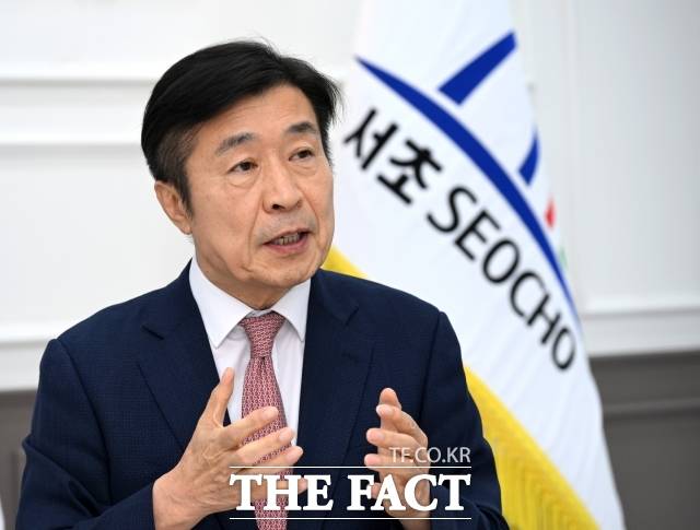 전성수 서초구청장이 17일 오후 서울 서초구 서초구청 구청장실에서 <더팩트>와 인터뷰를 진행하고 있다. /이효균 기자