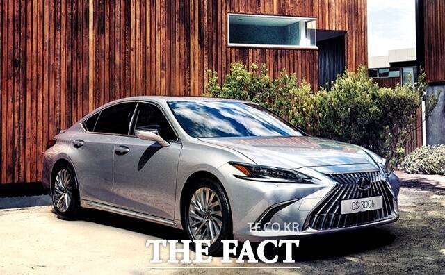 '하이브리드 명가' 토요타·렉서스는 하이브리드 중심에 순수 전기차와 수소 전기차 등 다양한 전동화 차량을 지속적으로 확대하는 '멀티 패스웨이(Multi Pathway)' 전동화 전략을 펼치고 있다. 국내에서 가장 인기 있는 렉서스 하이브리드 ES300h. /렉서스