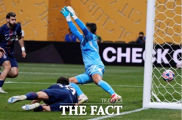 전반 6분 비티냐의 프리킥을 골마우스 오른쪽으로 쇄도하며 헤더로 선제골을 기록하고 있는 PSG의 주앙 네베스./애틀랜타=AP.뉴시스