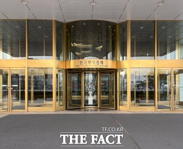 한국무역협회(무협) 국제무역통상연구원이 30일 발표한 '2025년 3/4분기 수출산업경기전망조사(EBSI)' 보고서에 따르면 올해 3분기 EBSI는 96.3으로 3분기 연속 기준치인 100을 밑돌며 수출 경기가 전 분기 대비 다소 위축될 것으로 나타났다. 서울 강남구 무협 본사. /더팩트 DB