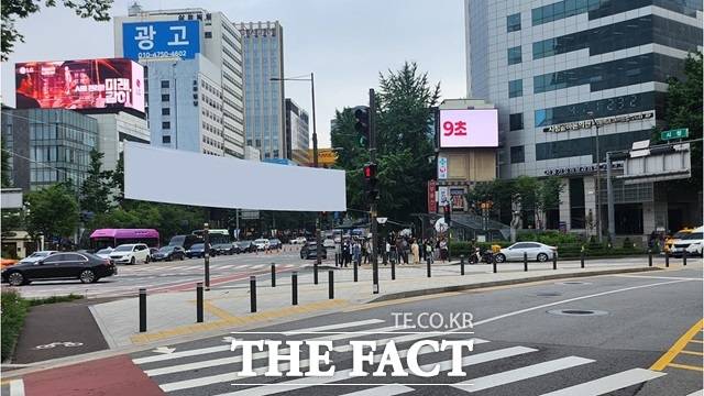 서울시는 지난해 7월 1일 발생한 '시청역 역주행 사고' 후 사고 재발 방지를 위한 교통안전 시설 보강과 보행환경 개선 등 보행자 안전대책을 강도 높게 추진하고 있다. 시청역 앞./서울시