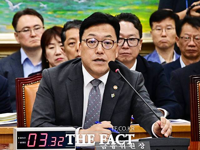 김병환 금융위원장이 30일 오전 서울 여의도 국회에서 열린 정무위원회 전체회의에 참석해 추경안 관련 질의에 답변을 하고 있다. /국회=배정한 기자