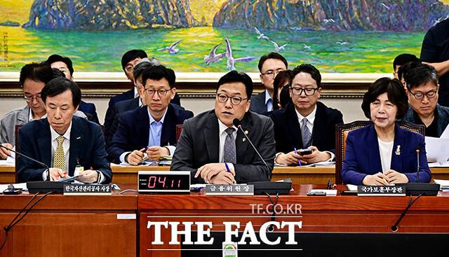 추경안 관련 질의에 답변하는 김병환 금융위원장.