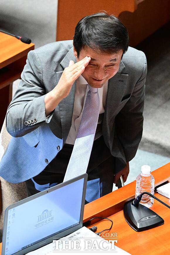 한병도 국회 예산결산특별위원장이 30일 오전 서울 여의도 국회에서 예산결산특별위원회 전체회의를 앞두고 국민의힘 의원들과 인사하고 있다. /국회=남윤호 기자