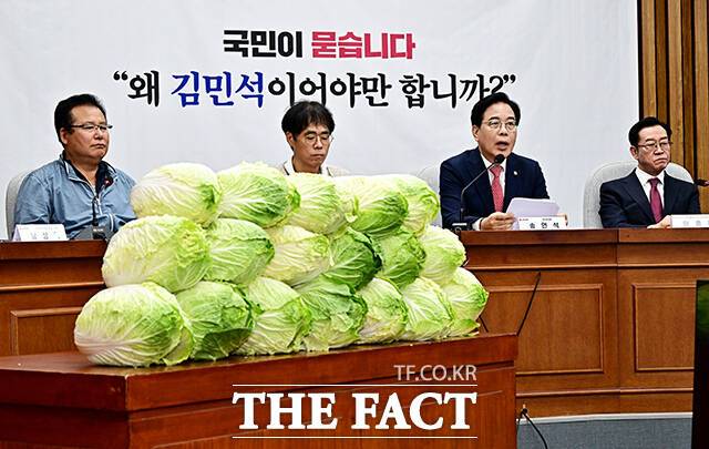 배추 앞에서 모두발언 하는 송언석 원내대표.