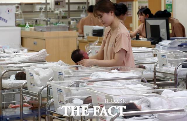 용노동부는 육아휴직 대체인력을 처음 채용한 중소기업을 대상으로 '대체인력 문화확산 지원금'을 다음달 1일부터 지급한다고 30일 밝혔다. /뉴시스