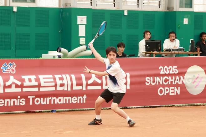 순창오픈 소프트테니스 남자단식 챔피언에 오른 문경공고의 곽율. 사진/대한소프트테니스협회 제공