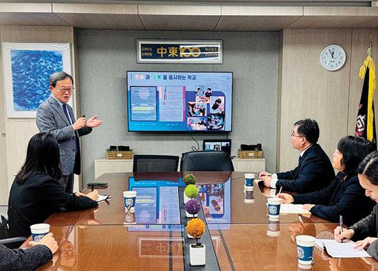 이 전 교장은 학부모들의 내 자식 과잉보호에 지친 교사들을 위해 소통 창구로 자신의 이메일을 공개하기도 했다.&nbsp;