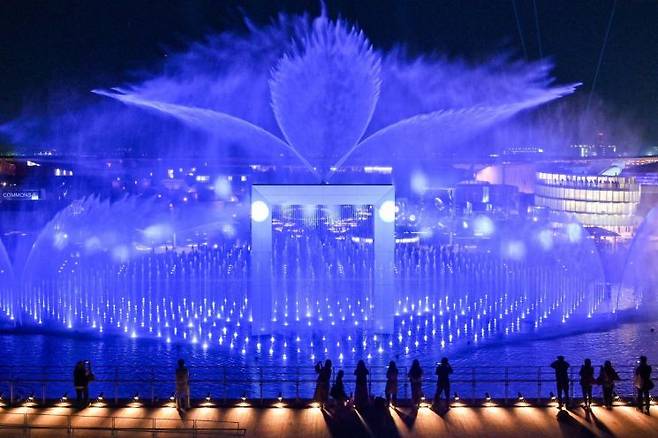 오사카 엑스포 방문객이 물쇼를 관람하고 있다. AFP연합뉴스