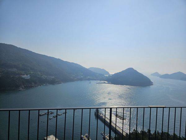 디럭스 오션뷰 평형 객실 내 테라스에서 바라본 풍경. 박재현 기자