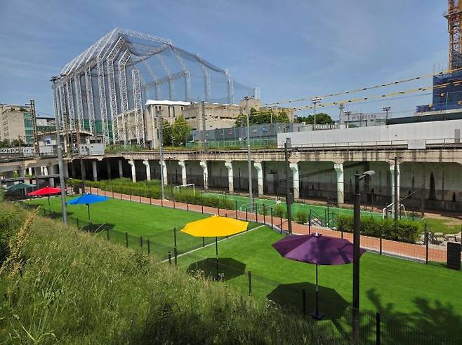 전농생태하천 내 조성된 ‘용답 반려견 놀이터’ 모습. 성동구 제공.