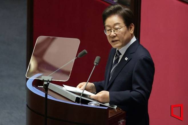 이재명 대통령이 26일 오전 국회 본회의장에서 추가경정예산에 대한 시정연설을 하고 있다. 국회사진기자단