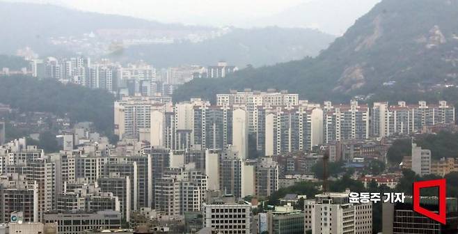 27일 서울 마포·성동구 아파트 가격이 2013년 관련 통계 공표가 시작된 이래 가장 큰 폭으로 오른것으로 발표되었다. 서울 아파트 값은 더 오를 것이라는 기대심리로 상승세가 당분간 계속 이어질것으로 전망되고 있다. 사진은 서울 남산에서 바라본 서울 시내 아파트 단지 전경. 2025.06.27 윤동주 기자