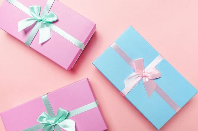 일본 신입사원들은 생애 첫 월급을 부모나 가족을 위한 선물에 최우선 쓰려고 하는 것으로 나타났다. 게티이미지