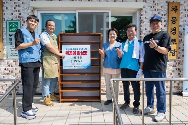 지난 28일 광양 진월면 차동마을에서 광양제철소 목공예재능봉사단이 직접 제작한 신발장을 차동경로당에 전달하고 있다. (사진 오른쪽부터) 정병관 광양중마노인복지관장, 정인화 광양시장, 권향엽 국회의원, 김기현 광양제철소 목공예재능봉사단장. 광양제철소 제공