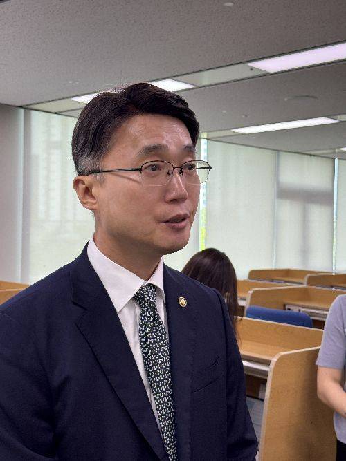 류제명 과학기술정보통신부 2차관이 30일 정부세종청사 기자실에서 취재진의 질문에 답하고 있다. 백종민 기자
