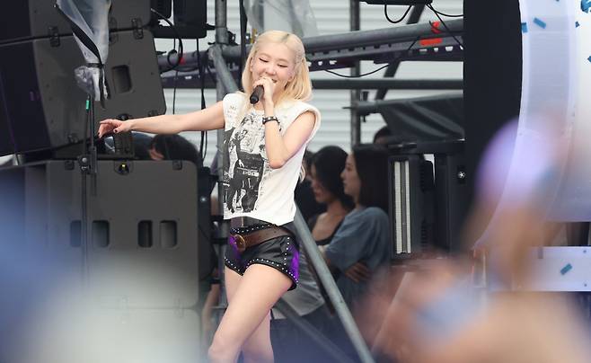 블랙핑크 로제가 28일 오후 인천 서구 인천아시아드 주경기장에서 열린 '싸이 흠뻑쇼 SUMMER SWAG 2025 - 인천'에 특별 게스트로 출연해 멋진 무대를 선보이고 있다. ⓒ News1 권현진 기자