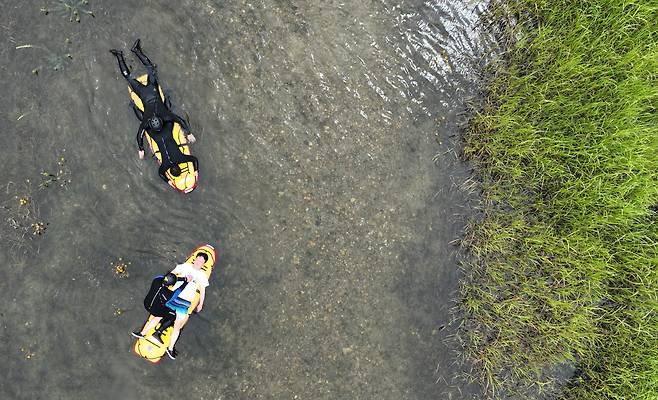 지난 24일 대전 대덕구 현도교 일원에서 소방대원이 서프보드 등 수난구조장비를 활용한 인명구조 훈련을 하고 있다. /신현종 기자