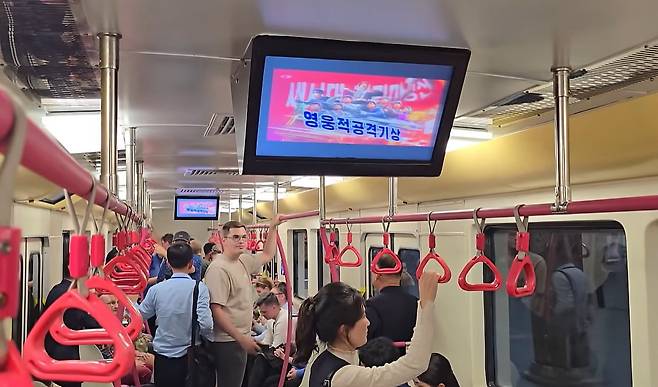 작년 11월 북한을 방문한 러시아 관광객이 촬영한 평양 신형 지하철 내부 모습./유튜브