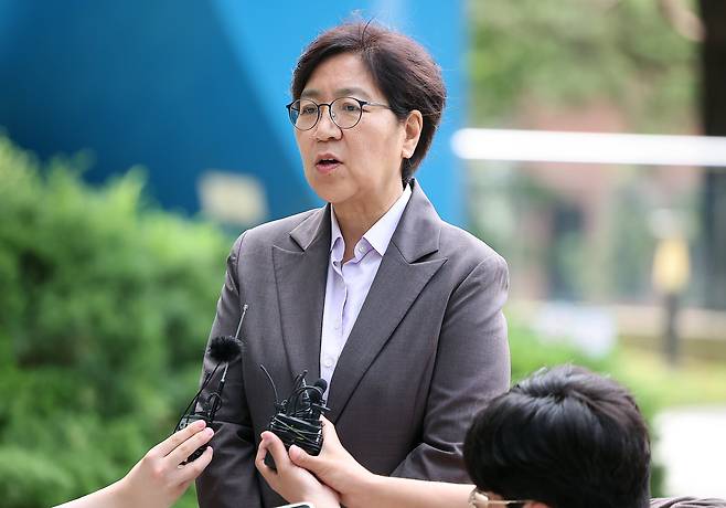 정은경 보건복지부 장관 후보자가 30일 오전 서울 중구 소월로 T타워에 마련된 인사청문회 준비 사무실로 출근하며 취재진의 질문에 답변하고 있다. /뉴스1