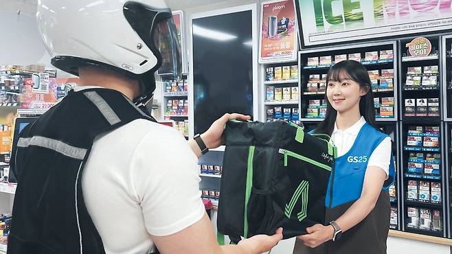 Naver’s “Delivery Now” is a service that allows users to receive items from supermarkets, grocery stores, or convenience stores within a 1.5-kilometer radius in under an hour.The photo shows a “Delivery Now” rider picking up a customer’s order from a GS25 convenience store. /Courtesy of GS25