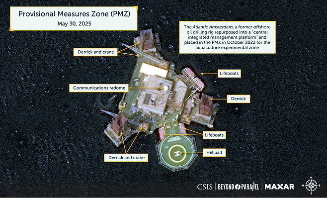 서해 잠정조치수역에 설치된 중국 고정 구조물의 위성 촬영 장면. 양식 시설인 '선란' 1,2호기를 관리하는 시설이라고 중국은 주장하고 있다. 석유 시추선을 개조한 것으로 부유 형태인 선란과 달리 해저에 3각 다리를 내린 고정 형태다. 본 위성사진은 조선일보가 CSIS 측과 협의해 게재한 것으로 그외 목적의 무단 전재 및 이미지 편집은 불가하다. /CSIS/Beyond Parallel/Maxar