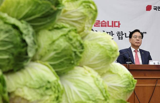 국민의힘 송언석 원내대표가 30일 국회에서 열린 김민석 국무총리 후보자 국민청문회에 참석해 발언을 들으며 생각에 잠겨있다. /연합뉴스