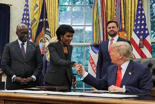 도널드 트럼프 미국 대통령(오른쪽)이 27일 백악관에서 콩고민주공화국(DRC) 출신 백악관 출입 기자인 하리아나 베라스와 악수를 하고 있다. /로이터 연합뉴스