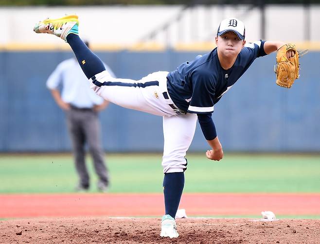 30일 서울 목동구장에서 열린 제80회 청룡기 고교야구선수권 대회 및 주말리그 왕중왕전 1라운드 동산고와 아산BC의 경기. 동산고 선발투수 이성민이 투구하고 있다. /정재근 스포츠조선 기자