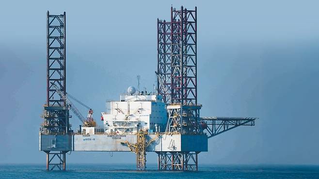 중국이 ‘양어장 관리 지원 시설’이라고 주장하며 서해 잠정 조치 수역(PMZ)에 설치한 해저 고정 구조물을 지난 2월 26일 온누리호가 현장 조사 중 촬영한 사진/한국해양과학기술원·엄태영 국민의힘 의원