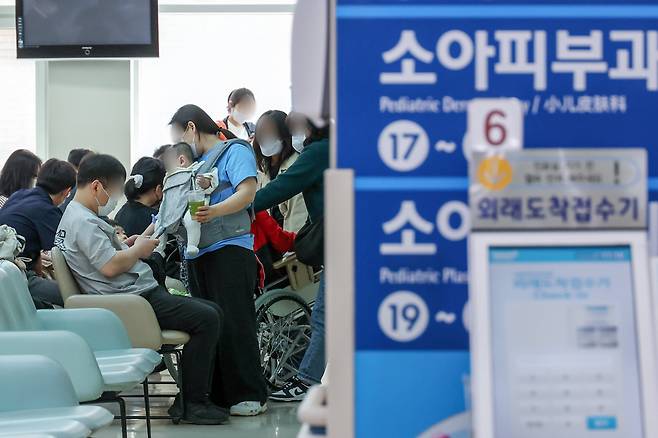 서울의 한 대학병원 소아청소년과에서 어린이 환자와 보호자들이 진료를 기다리고 있다./뉴스1