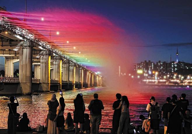 29일 밤 서울 반포한강공원에서 시민들이 반포대교 달빛 무지개 분수를 바라보며 더위를 식히고 있다. 기상청은 이번 주에 서울을 포함한 전국에 열대야 현상이 나타날 것으로 전망했다./장경식 기자