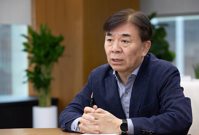 김현석 산업통상자원 R&D 전략기획단장(전 삼성전자 사장)이 지난 6월 20일 서울 서초구 한국기술센터에서 국내 과학기술산업의 활성화 방안 등에 대해 설명하고 있다./ 조인원 기자