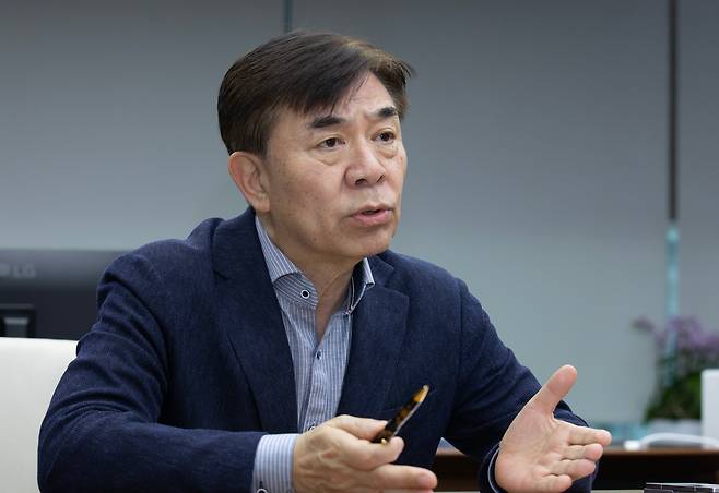 김현석 산업통상자원 R&D 전략기획단장(전 삼성전자 사장)이 지난 6월 20일 서울 서초구 한국기술센터에서 국내 과학기술산업의 활성화 방안 등에 대해 설명하고 있다./ 조인원 기자