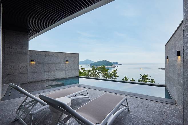 쏠비치 남해 빌라 마레 객실 풀 전경. /소노인터내셔널 제공