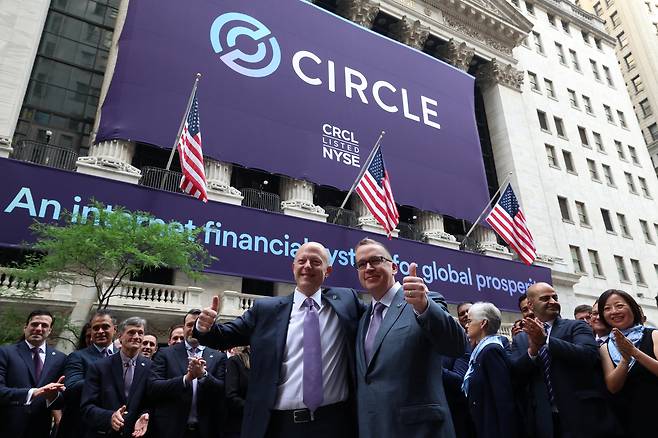 스테이블코인 USDC를 발행하는 서클 그룹의 최고경영자(CEO) 제레미 앨리어와 공동 창립자 션 네빌이 지난 5일(현지 시각) 미국 뉴욕 증권거래소(NYSE)에서 열린 회사 기업공개(IPO)에 참석했다. /로이터 연합뉴스