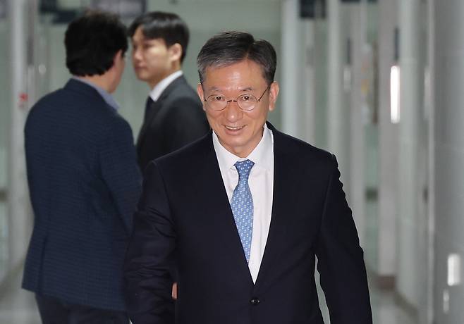 이재명 정부의 첫 법무부 장관 후보자로 지명된 정성호 후보자가 30일 서울 여의도 국회 의원회관 의원실로 들어서고 있다. /연합뉴스