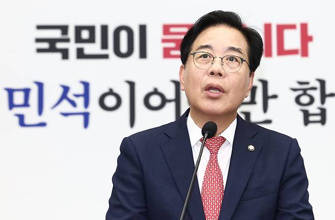 송언석 국민의힘 원내대표가 30일 서울 여의도 국회에서 열린 의원총회에서 모두 발언을 하고 있다./뉴스1