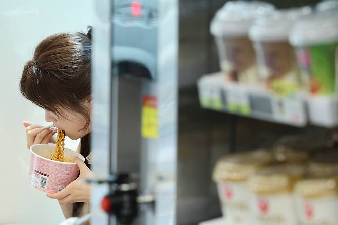 서울의 한 편의점에서 한 시민이 편의점 간편식을 먹고 있다. 해당 사진은 기사 내용과 무관. /뉴스1