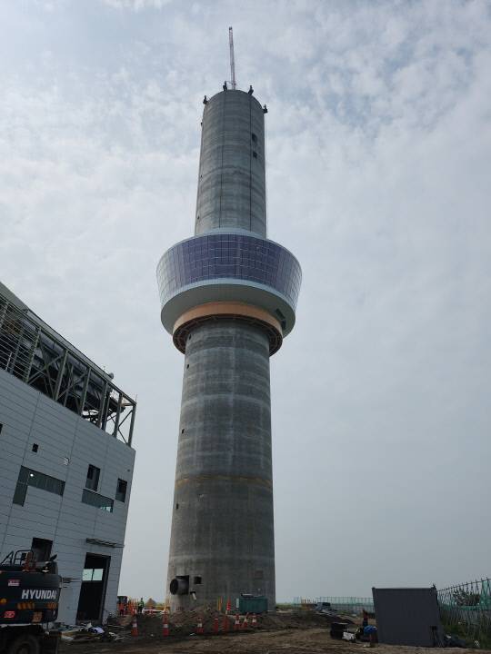 서산시 친환경 체험관광형 자원회수시설의 전망대가 94m 굴뚝 상부에 인양됐다. 공정률 89%, 설치가 완료되면 하루 200t 규모의 생활 쓰레기를 처리할 수 있다. 서산시 제공