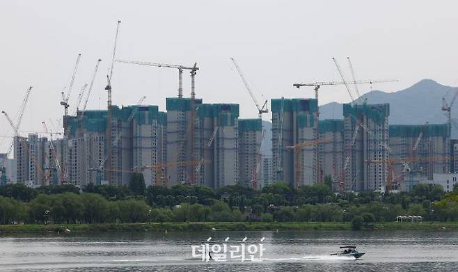 서울 용산구 한강시민공원에서 바라본 아파트 건설현장 모습.ⓒ뉴시스