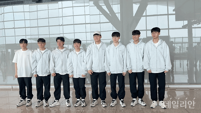 T1 선수단과 코치진이 27일 MSI출전을 위해 인천국제공항 제2여객터미널에 모여 우승을 위한 각오를 다졌다.ⓒ데일리안 황지현 기자