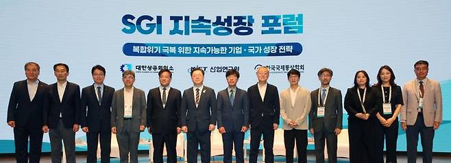 SGI지속성장 포럼 박일준 대한상의 상근부회장(왼쪽 여섯 번째)과 주요참석자들이 기념촬영을 하고 있다. ⓒ대한상공회의소