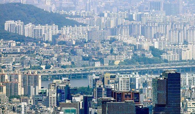 경기도 성남시 청계산 매바위에서 바라본 서울 서초구·강남구(아래)와 한강 이북 아파트 단지. ⓒ 연합뉴스