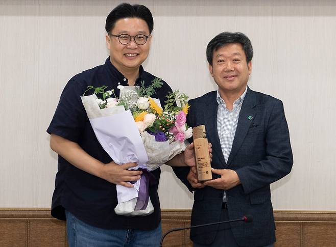 27일 경북 울릉군 군청 회의실에서 열린 홍보대사 위촉식에서 남한권 울릉군수(오른쪽)가 서경덕 성신여대 교수에게 위촉패를 전달하고 있다. 울릉군 제공