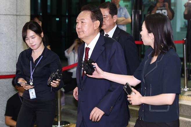 내란특검 대면조사를 마친 윤석열 전 대통령이 29일 오전 서울 서초구 서울고검에 마련된 내란특검 사무실에서 나와 귀가하고 있다. (공동취재) 2025.06.29.