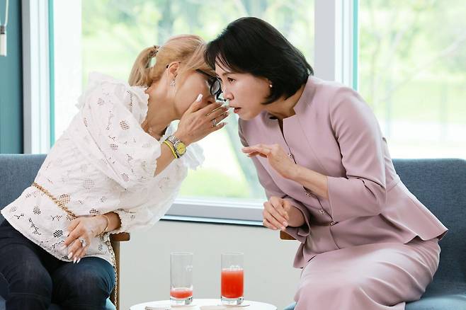 이재명 대통령 부인 김혜경 여사가 30일 서울 용산 대통령실 파인그라스에서 열린 문화예술계 수상자 간담회에서 프랑스 문화예술공로훈장 ‘코망되르’를 수훈한 조수미 성악가와 대화하고 있다. 2025.06.30. 뉴시스